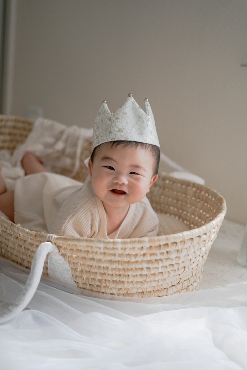 王冠を被った赤ちゃん